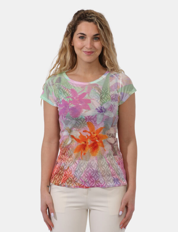 T-shirt Yes Zee Fantasia - T-shirt velata su base nera fantasia floreale tendente al verde e al rosa. La vestibilità è morbi