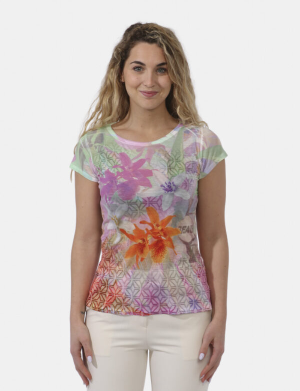 T-shirt Yes Zee Fantasia - T-shirt velata su base nera fantasia floreale tendente al verde e al rosa. La vestibilità è morbi