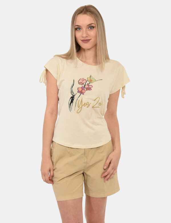 T-shirt Yes Zee Beige - T-shirt su base beige con stampa floreale parzialmente ricamata in tonalità beige, rosa e verde. Ult