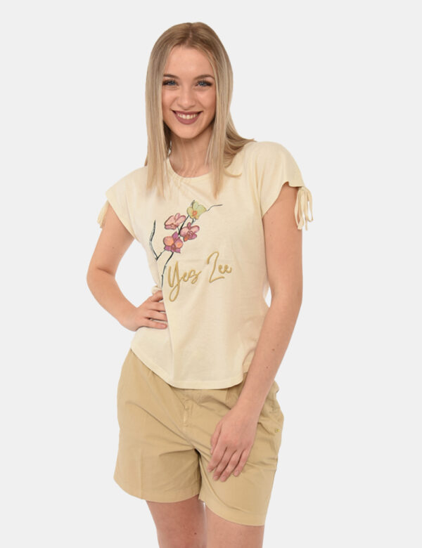 T-shirt Yes Zee Beige - T-shirt su base beige con stampa floreale parzialmente ricamata in tonalità beige, rosa e verde. Ult