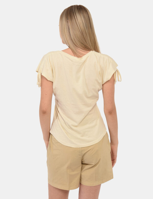 T-shirt Yes Zee Beige - T-shirt su base beige con stampa floreale parzialmente ricamata in tonalità beige, rosa e verde. Ult
