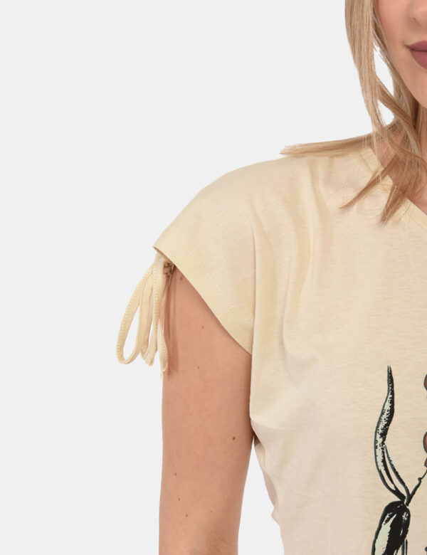 T-shirt Yes Zee Beige - T-shirt su base beige con stampa floreale parzialmente ricamata in tonalità beige, rosa e verde. Ult
