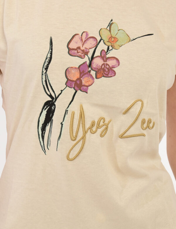 T-shirt Yes Zee Beige - T-shirt su base beige con stampa floreale parzialmente ricamata in tonalità beige, rosa e verde. Ult
