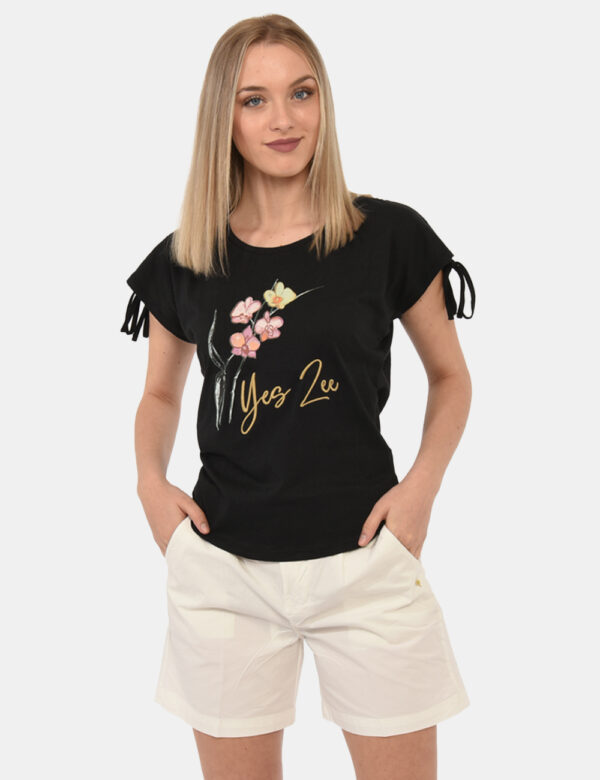 T-shirt Yes Zee Nero - T-shirt su base nera con stampa floreale parzialmente ricamata in tonalità beige, rosa e verde. Ulter
