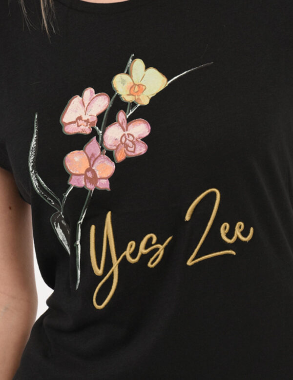 T-shirt Yes Zee Nero - T-shirt su base nera con stampa floreale parzialmente ricamata in tonalità beige, rosa e verde. Ulter