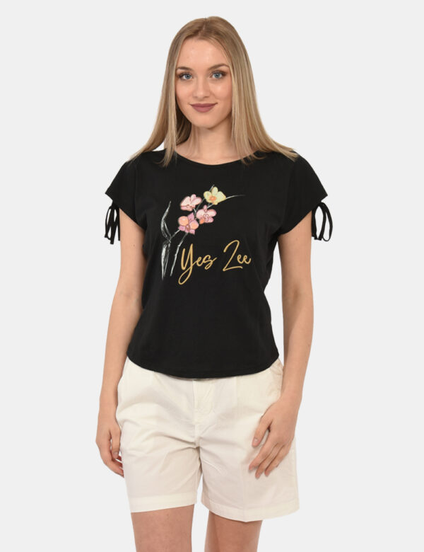 T-shirt Yes Zee Nero - T-shirt su base nera con stampa floreale parzialmente ricamata in tonalità beige, rosa e verde. Ulter