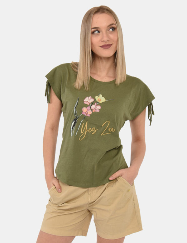 T-shirt Yes Zee Verde - T-shirt su base verde militare con stampa floreale parzialmente ricamata in tonalità beige, rosa e v