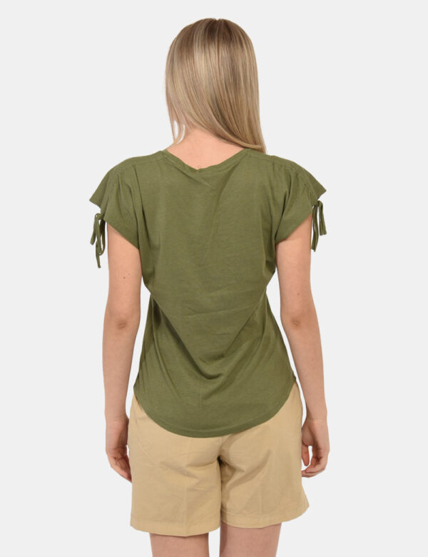 T-shirt Yes Zee Verde - T-shirt su base verde militare con stampa floreale parzialmente ricamata in tonalità beige, rosa e v