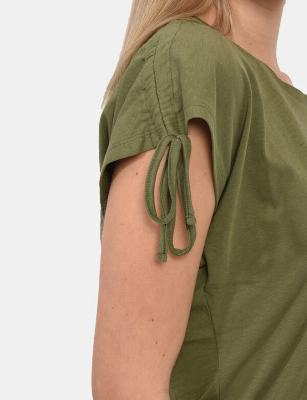 T-shirt Yes Zee Verde - T-shirt su base verde militare con stampa floreale parzialmente ricamata in tonalità beige, rosa e v