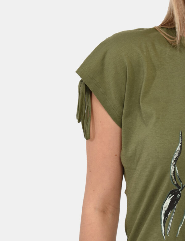 T-shirt Yes Zee Verde - T-shirt su base verde militare con stampa floreale parzialmente ricamata in tonalità beige, rosa e v
