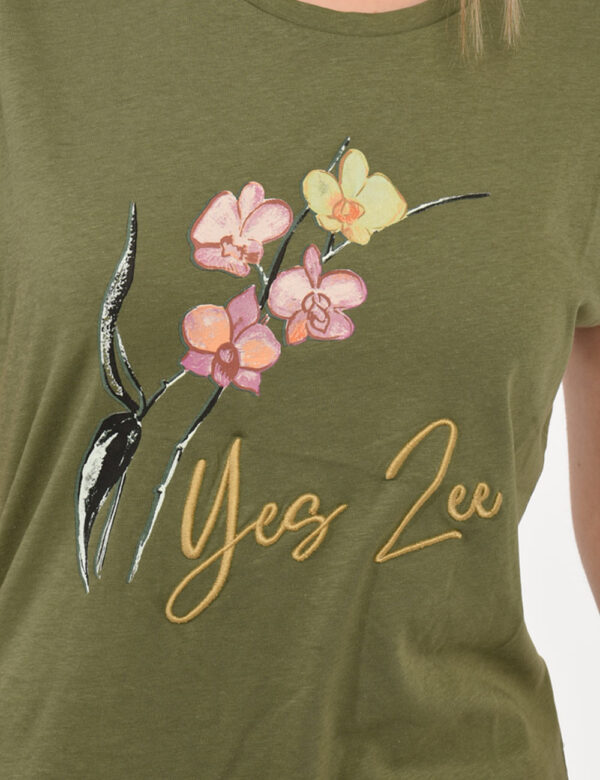 T-shirt Yes Zee Verde - T-shirt su base verde militare con stampa floreale parzialmente ricamata in tonalità beige, rosa e v