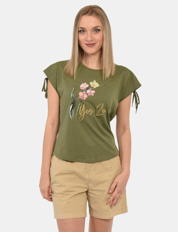 T-shirt Yes Zee Verde - T-shirt su base verde militare con stampa floreale parzialmente ricamata in tonalità beige, rosa e v