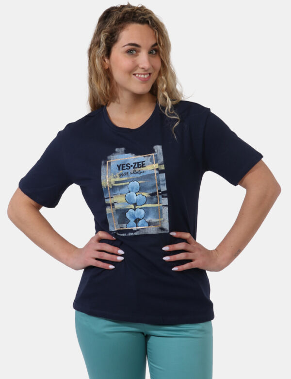 T-shirt Yes Zee Blu - T-shirt su base blu nacy con stampa centrale in azzurro e glitter dorati. La vestibilità è morbida e r