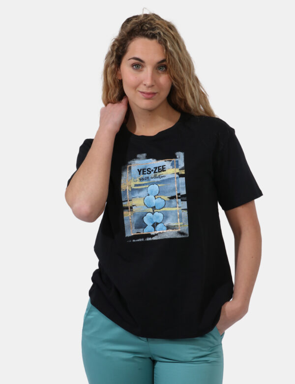 T-shirt Yes Zee Nero - T-shirt su base nera con stampa centrale in azzurro e glitter dorati. La vestibilità è morbida e rego