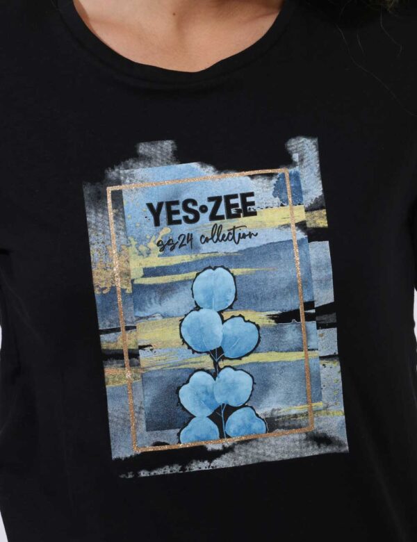 T-shirt Yes Zee Nero - T-shirt su base nera con stampa centrale in azzurro e glitter dorati. La vestibilità è morbida e rego