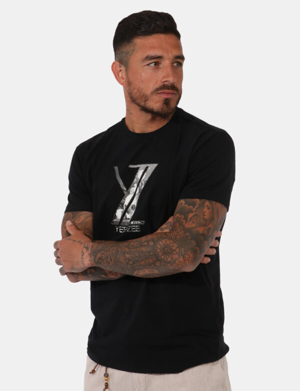 T-shirt Yes Zee Nero - T-shirt su base nera con stampa logo brand in bianco e nero. La vestibilità è morbida e regolare. La