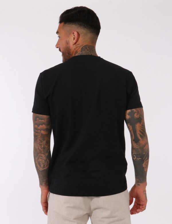 T-shirt Yes Zee Nero - T-shirt su base nera con stampa logo brand in bianco e nero. La vestibilità è morbida e regolare. La