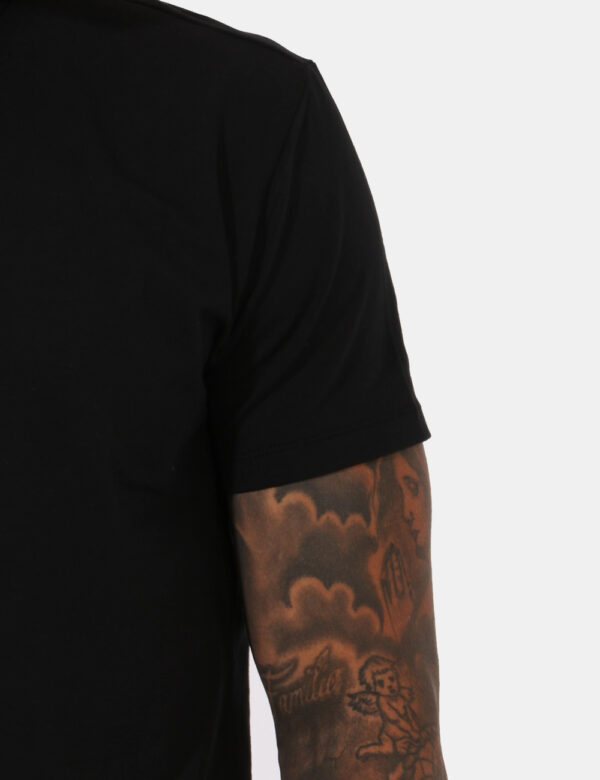T-shirt Yes Zee Nero - T-shirt su base nera con stampa logo brand in bianco e nero. La vestibilità è morbida e regolare. La