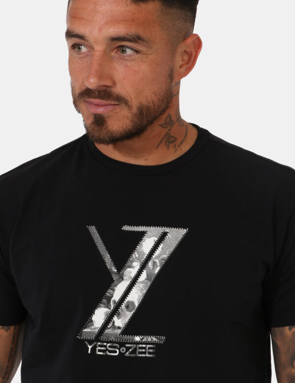 T-shirt Yes Zee Nero - T-shirt su base nera con stampa logo brand in bianco e nero. La vestibilità è morbida e regolare. La