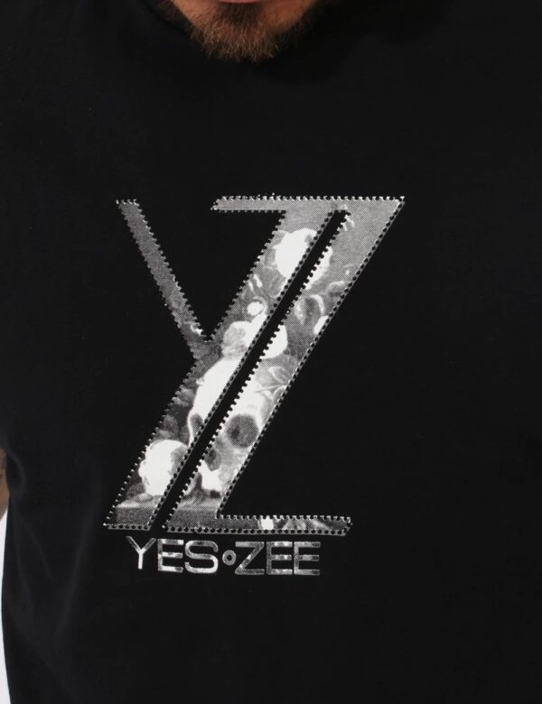 T-shirt Yes Zee Nero - T-shirt su base nera con stampa logo brand in bianco e nero. La vestibilità è morbida e regolare. La
