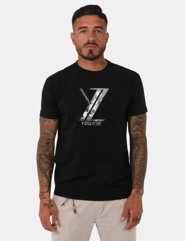 T-shirt Yes Zee Nero - T-shirt su base nera con stampa logo brand in bianco e nero. La vestibilità è morbida e regolare. La