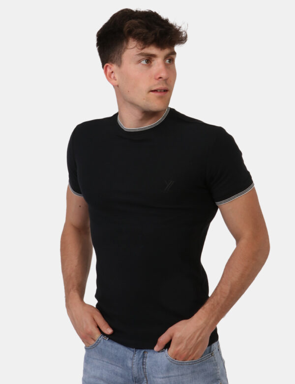 T-shirt Yes Zee Nero - T-shirt classica in maglina ed in total nero. Presente righina bianca sul girocollo che richiama la b