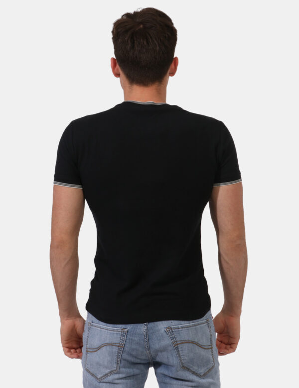 T-shirt Yes Zee Nero - T-shirt classica in maglina ed in total nero. Presente righina bianca sul girocollo che richiama la b