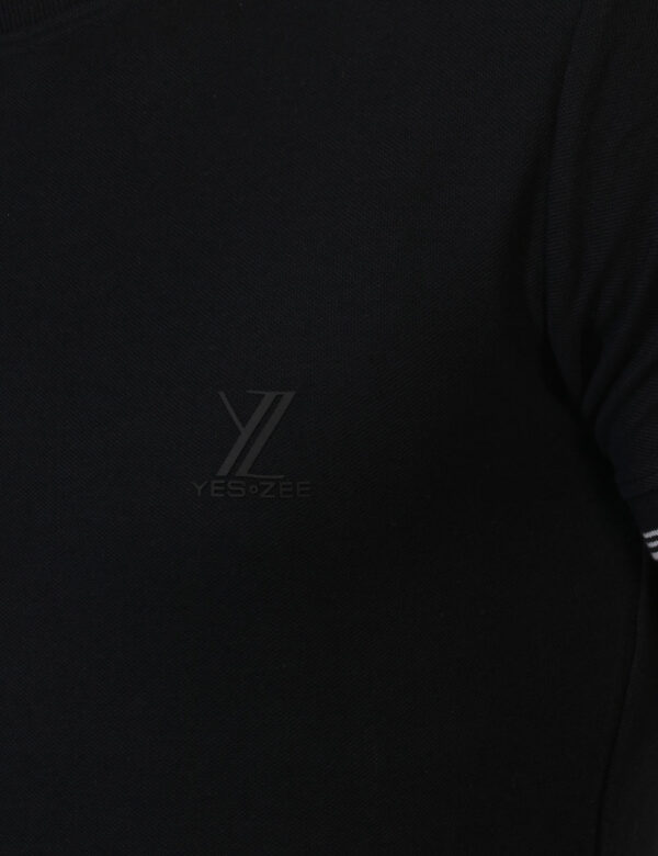 T-shirt Yes Zee Nero - T-shirt classica in maglina ed in total nero. Presente righina bianca sul girocollo che richiama la b