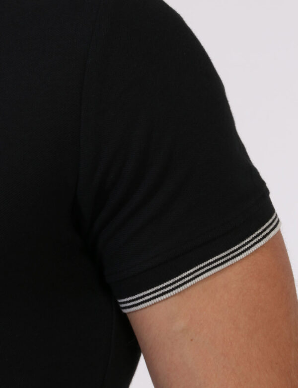 T-shirt Yes Zee Nero - T-shirt classica in maglina ed in total nero. Presente righina bianca sul girocollo che richiama la b