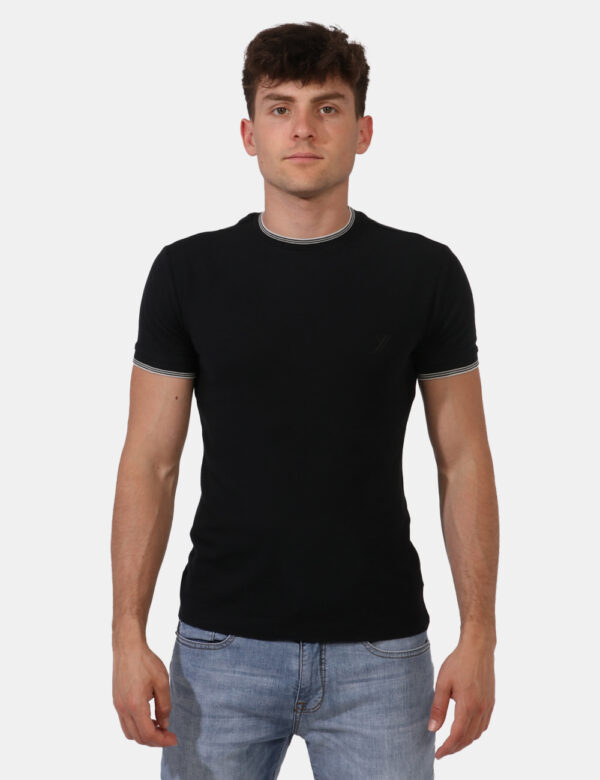 T-shirt Yes Zee Nero - T-shirt classica in maglina ed in total nero. Presente righina bianca sul girocollo che richiama la b
