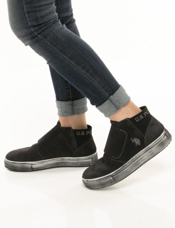 Scarpa U.S. Polo Assn. con chiusura a strappo - Tomaia in camoscio e suola in gommaLa modella calza la misura 39. La calzata