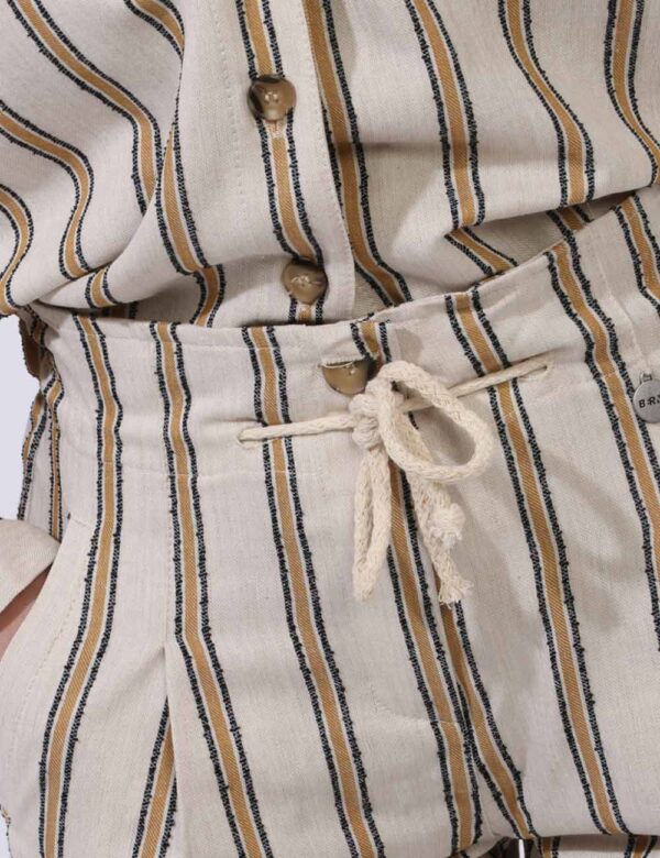 Pantaloni Berna Beige - Pantaloni su base beige con fantasia rigata nera e gialla. Presenti tasche a taglio trasversale. La