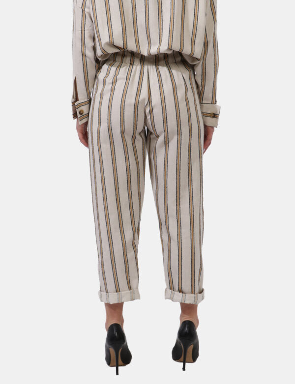 Pantaloni Berna Beige - Pantaloni su base beige con fantasia rigata nera e gialla. Presenti tasche a taglio trasversale. La