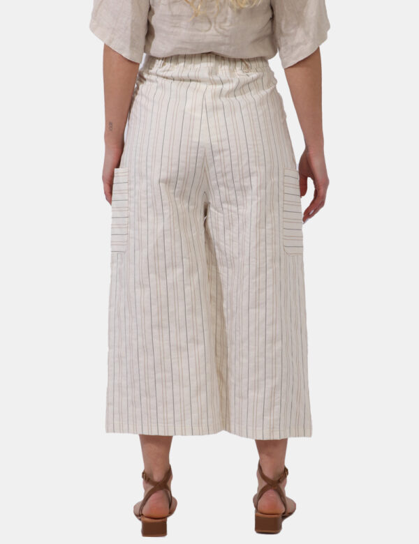 Pantaloni Berna Beige - Pantaloni larghi su base beige con fantasia rigata nero e marrone. Presenti tasche a taglio trasvers