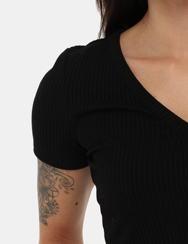 Maglia Guess - 74% poliestere 22% rayon 4% spandexLa modella è alta 165 cm e indossa la taglia S. La vestibilità del capo è