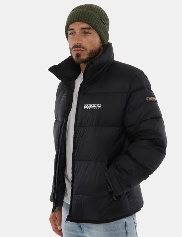 Piumino Napapijri con logo - 100% poliammideIl modello indossa la taglia L e la vestibilità del capo è regolare. Spalle: 52c