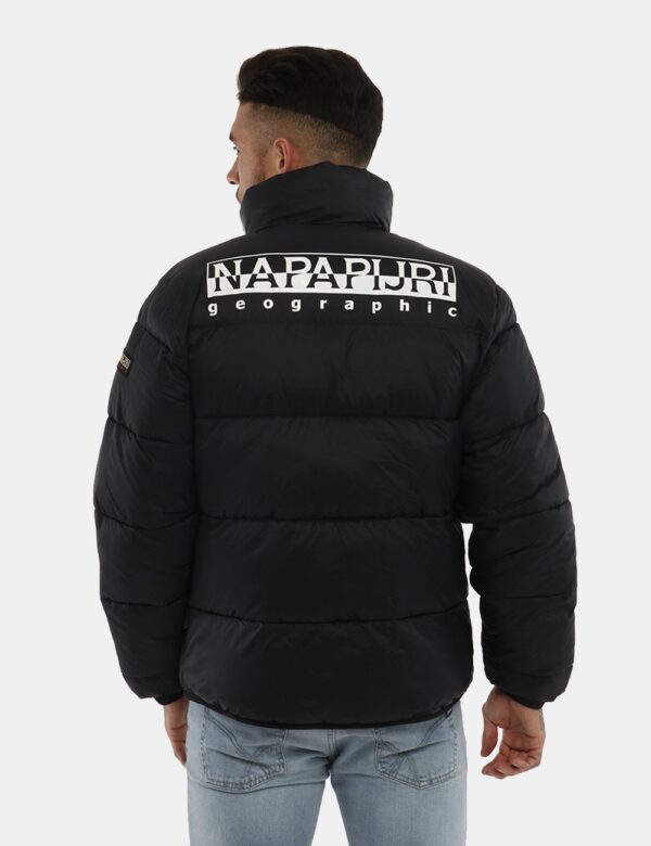 Piumino Napapijri con logo - 100% poliammideIl modello indossa la taglia L e la vestibilità del capo è regolare. Spalle: 52c