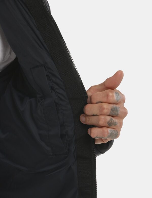 Piumino Napapijri con logo - 100% poliammideIl modello indossa la taglia L e la vestibilità del capo è regolare. Spalle: 52c