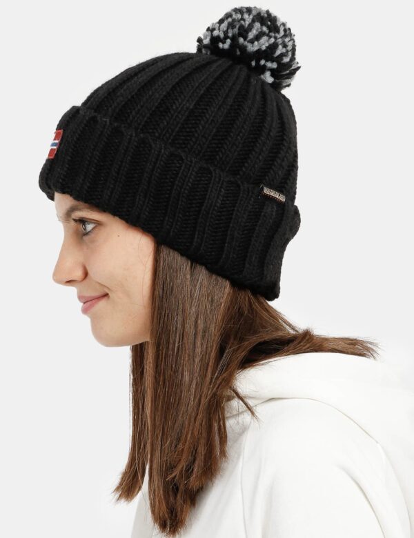 Cappello Napapijri con pon pon - Taglia unica Cappellino invernale con pon pon. Stemma applicato sul risvolto. Caldo e stil