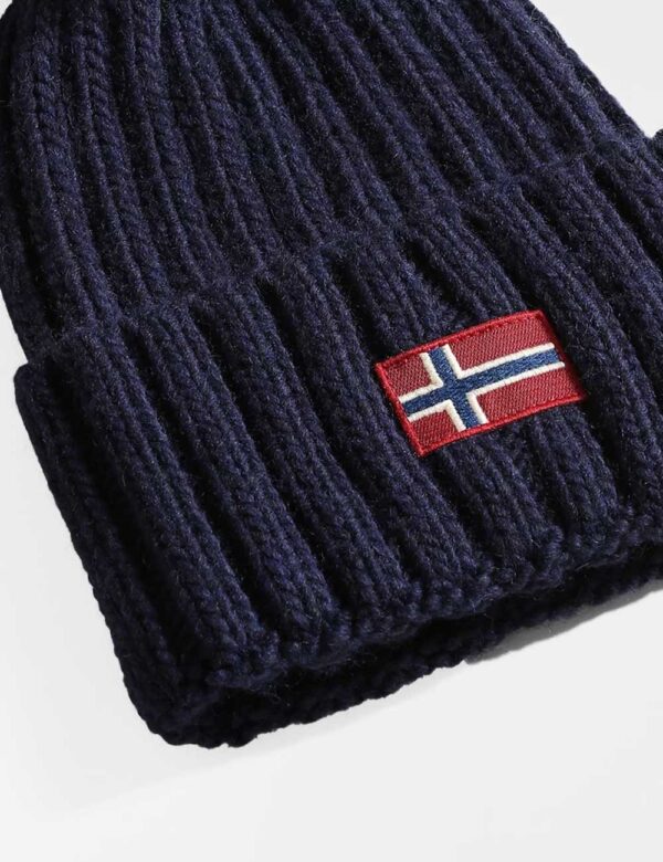Cappello Napapijri con pon pon - Taglia unica Cappellino invernale con pon pon. Stemma applicato sul risvolto. Caldo e stil