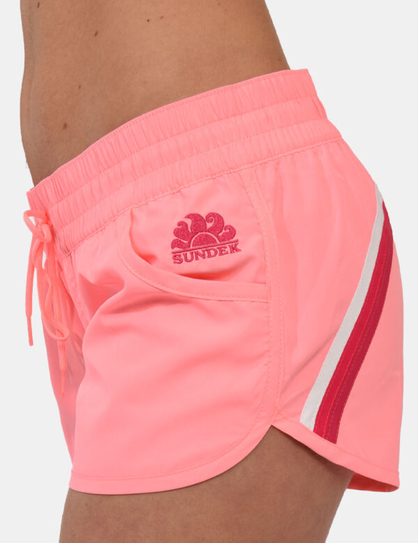Shorts Sundek Rosa - Shorts da spiaggia in poliestere parzialmente riciclato. Il capo si sviluppa in total rosa pastello con