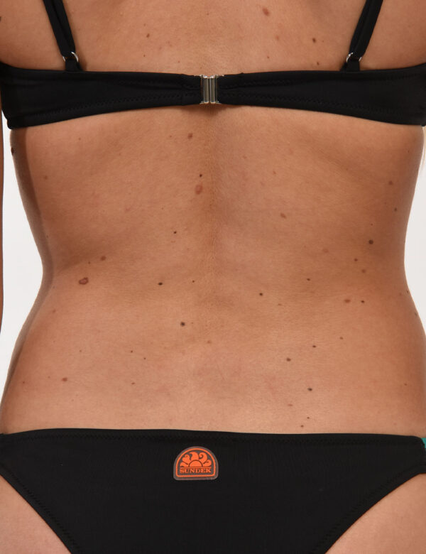 Bikini Sundek Nero - Costume modello bikini a fascia su base nera con spalline strette regolabili, gancino sul retro e palli