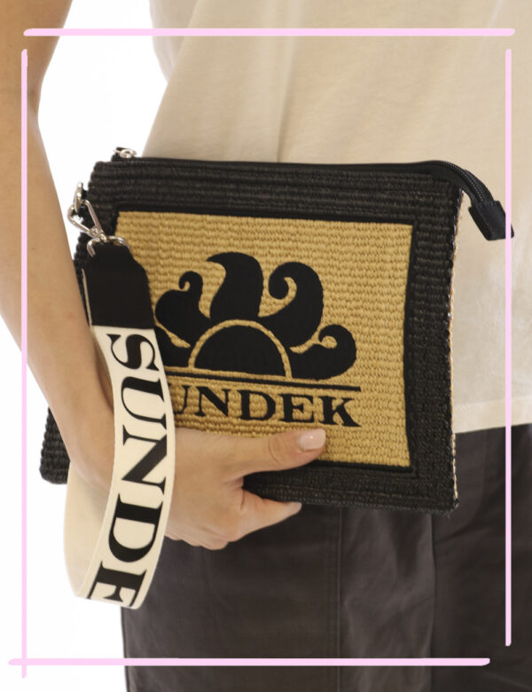 Pochette Sundek Beige - Pochette mare in total beige e nero simil paglia. L'interno è uno scompartimento unico con chiusura