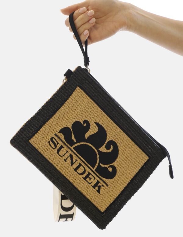 Pochette Sundek Beige - Pochette mare in total beige e nero simil paglia. L'interno è uno scompartimento unico con chiusura