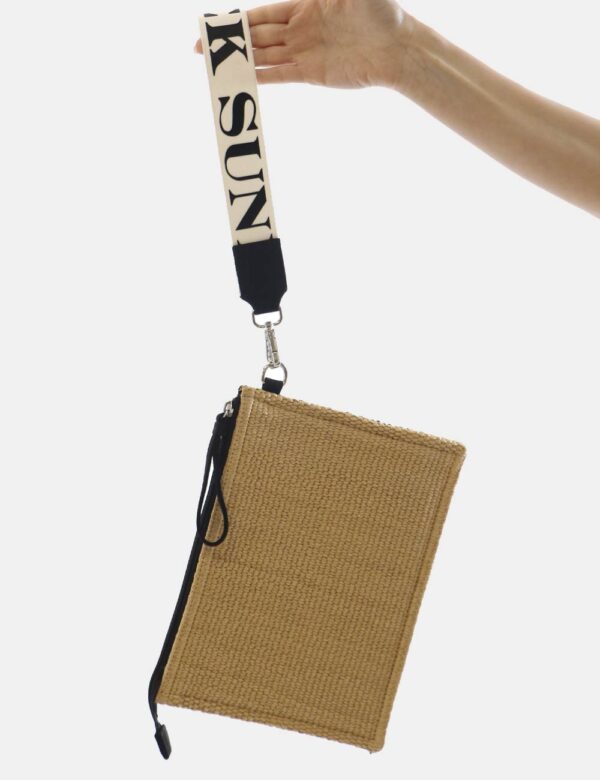 Pochette Sundek Beige - Pochette mare in total beige e nero simil paglia. L'interno è uno scompartimento unico con chiusura