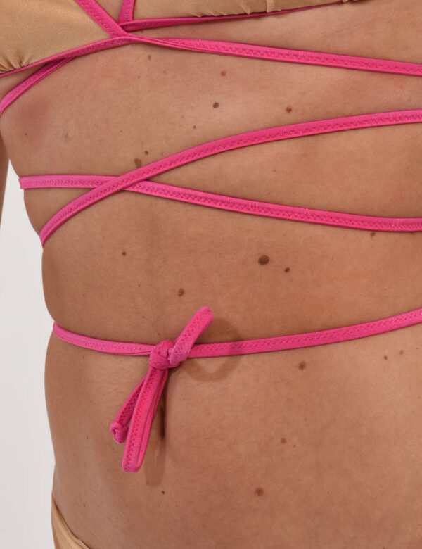 Costume Sundek Oro - Costume modello bikini a triangolo più slip sgambato su base oro e bordatura rosa shocking. La vestibil