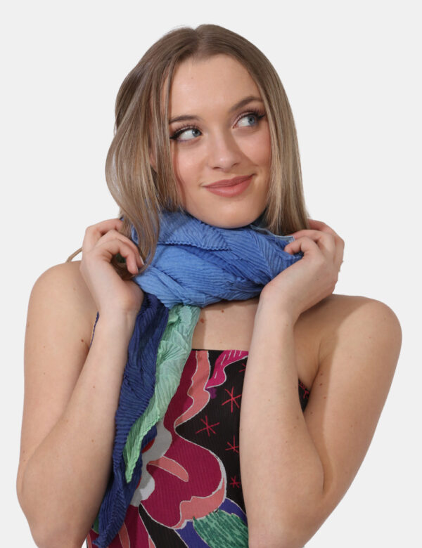 Foulard Desigual Blu - Ampio foulard in viscosa su base sfumata al verde al blu. Ulteriore dettaglio è rappresentato da tram