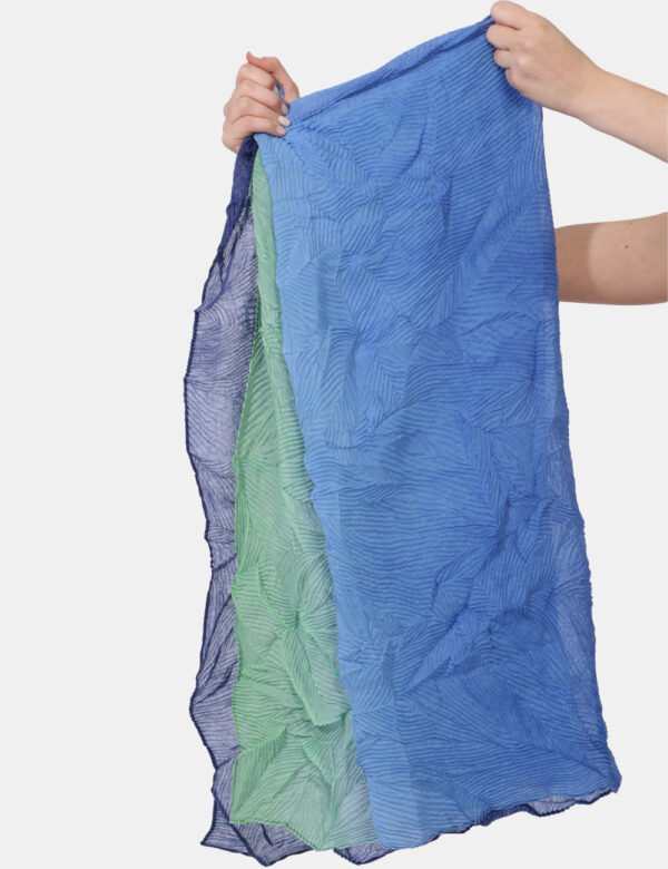 Foulard Desigual Blu - Ampio foulard in viscosa su base sfumata al verde al blu. Ulteriore dettaglio è rappresentato da tram