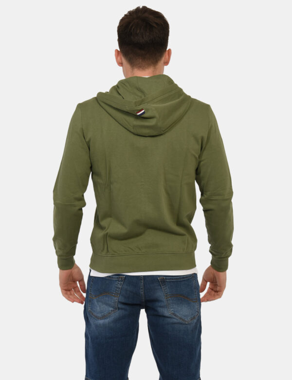Felpa U.S. Polo Assn. Verde - Felpa con cappuccio in total verde militare. Presenti tasche a toppa con taglio trasversale. L