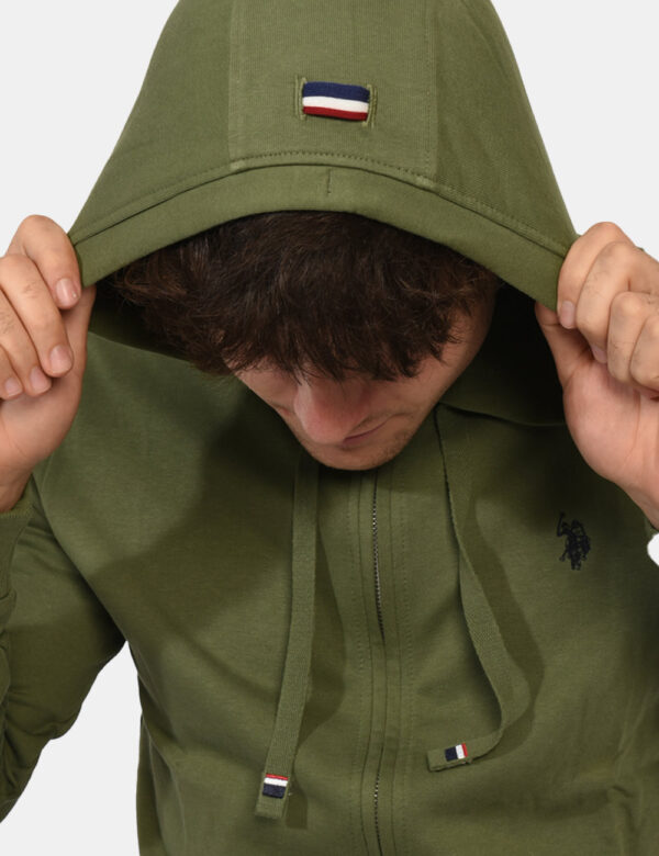 Felpa U.S. Polo Assn. Verde - Felpa con cappuccio in total verde militare. Presenti tasche a toppa con taglio trasversale. L